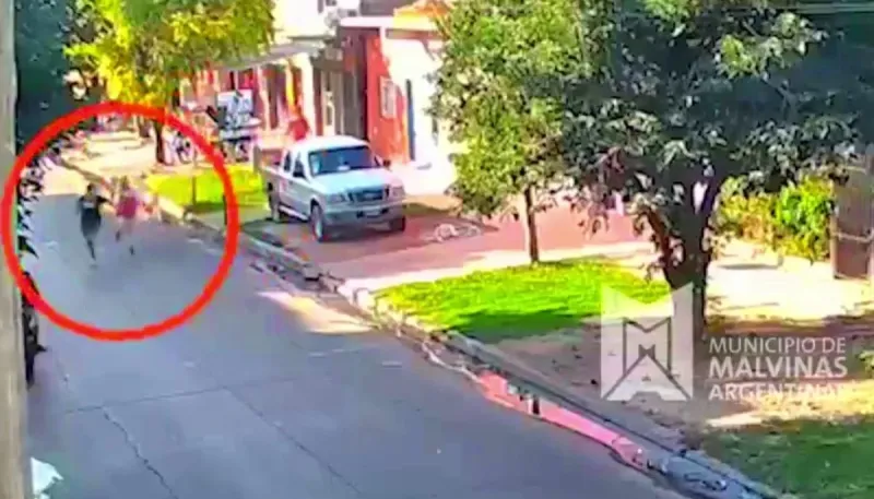 Un carnicero reconoció al hombre que lo había estafado, lo corrió y le pegó: el video