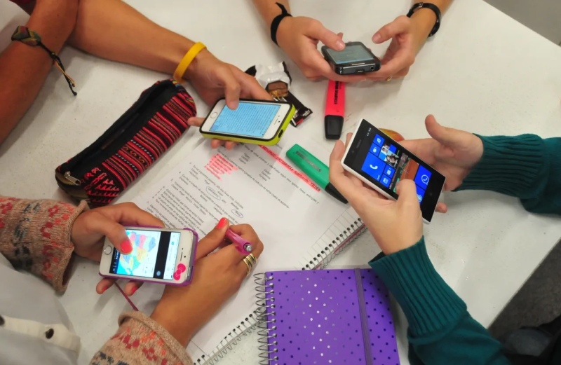 Presentaron un proyecto de ley para restringir los celulares en las escuelas bonaerenses