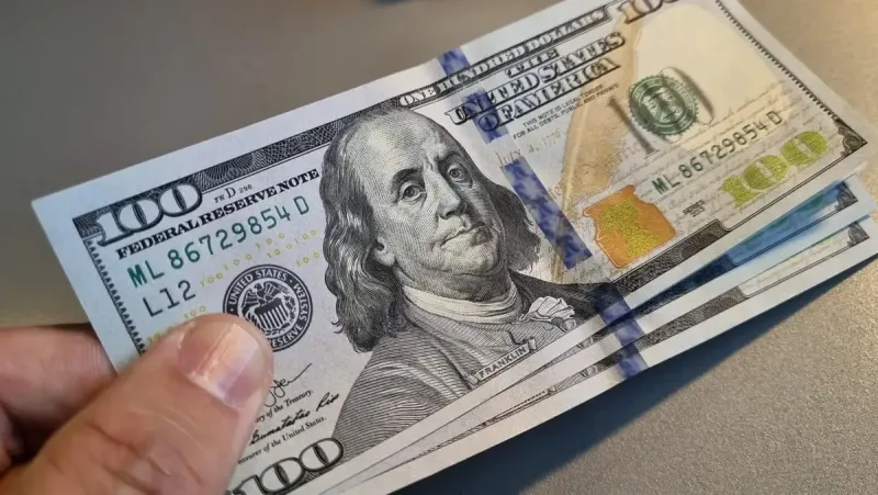 El dólar blue sigue bajando y se vende a $980