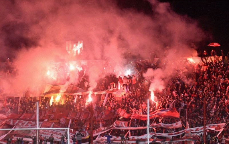 Tremenda sanción: barras de Instituto no podrán ingresar a estadios por hasta tres años