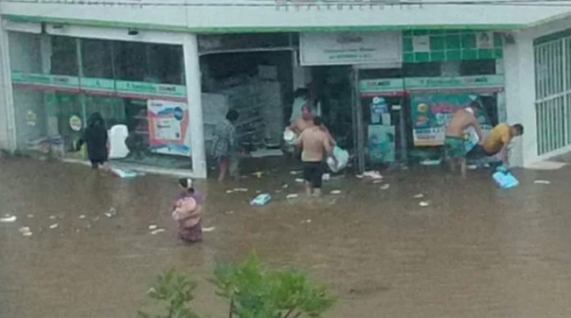 Saquearon una farmacia en medio de la inundación en Corrientes: el video