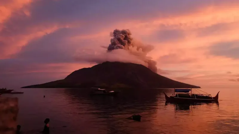 Quería sacarse una selfie, cayó de un volcán activo