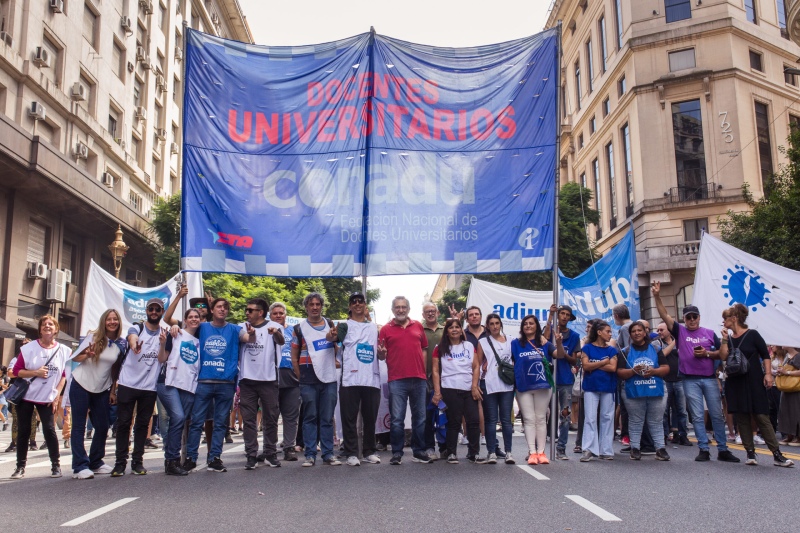 Convocan a un banderazo en defensa de la Universidad y la ciencia