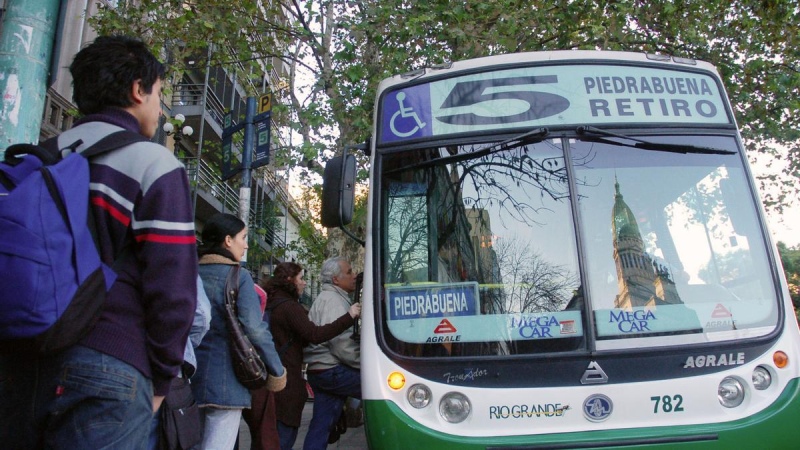 Hay acuerdo y no habrá paro de colectivos