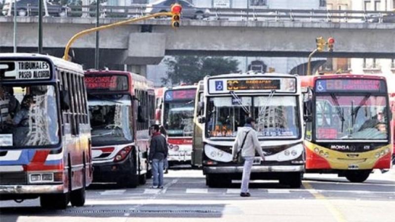 El Gobierno analiza extender el congelamiento de tarifas de transporte