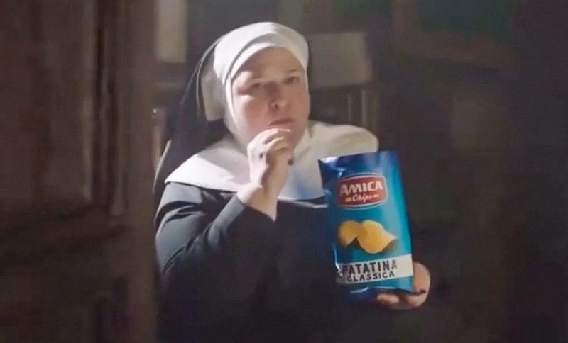 Escándalo en Italia por una publicidad de monjas comulgando con papas fritas