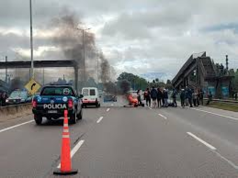 Manifestación en el ramal Pilar de la Panamericana: reclaman la reconstrucción de un puente peatonal