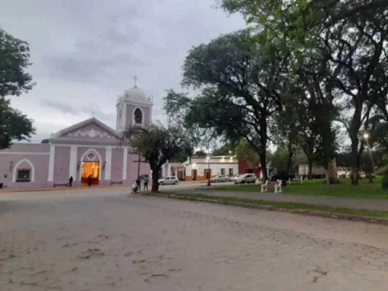 Dejó a su bebé con un desconocido en una plaza, volvió a las horas y la detuvieron