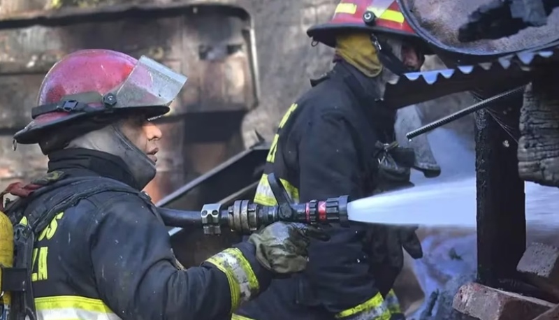 Un nene estaba jugabando con un encendedor, prendió fuego el departamento