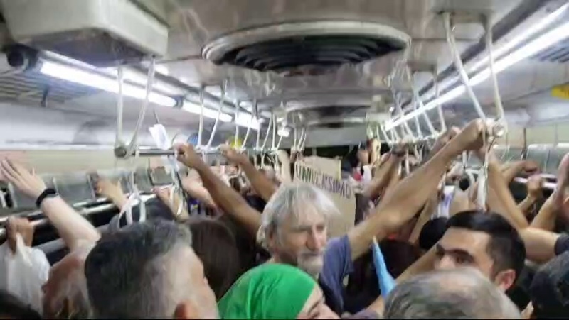 ”Caputo vende Patria”: en el subte hubo cantos contra el ministro de Economía