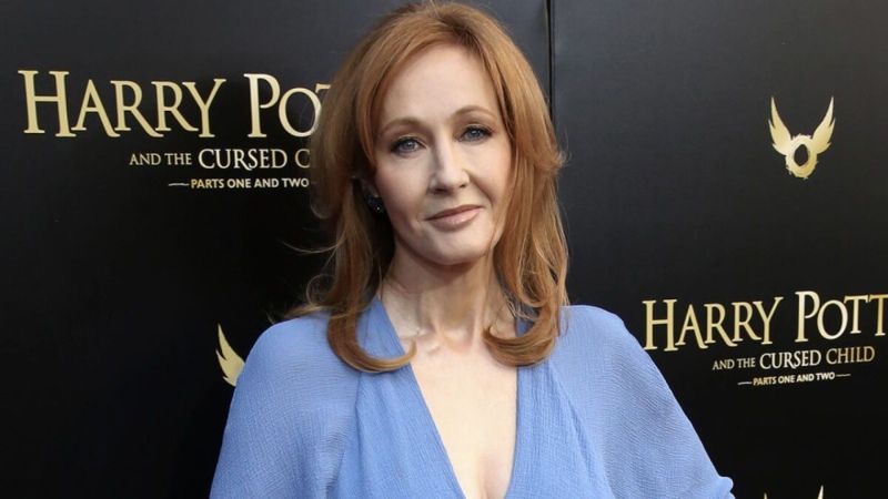 Escándalo en Inglaterra: J.K. Rowling critica a entrenadora trans de fútbol