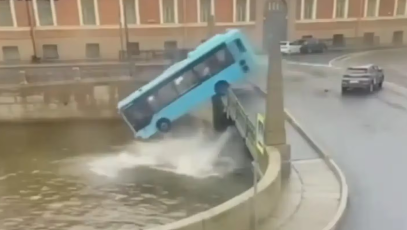 Tragedia en San Petersburgo: un colectivo se descontroló y cayó al río Moika desde el Puente de los Besos