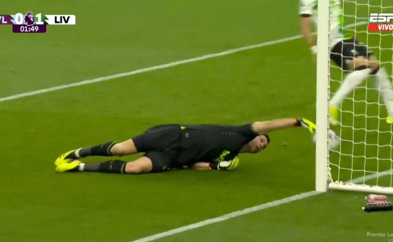 Aston Villa-Liverpool: A Dibu Martínez se le escapó la pelota de una manera insólita y terminó en gol en contra