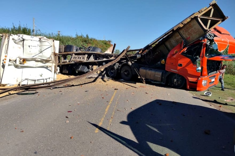 Accidente en Mercedes: un camión destruye puente y paraliza tren turístico