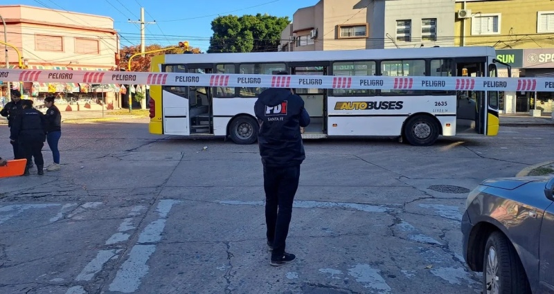 Un pibe murió al caer de un colectivo en Santa Fe