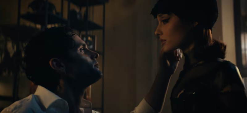 ¡Ariana Grande es Gatúbela en su nuevo videoclip junto a Penn Badgley!