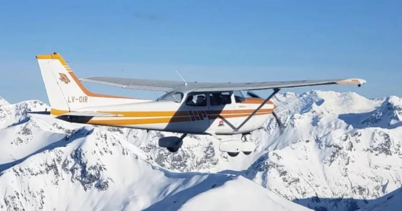 Un piloto aterrizó de emergencia en una laguna congelada de Chubut y espera rescate