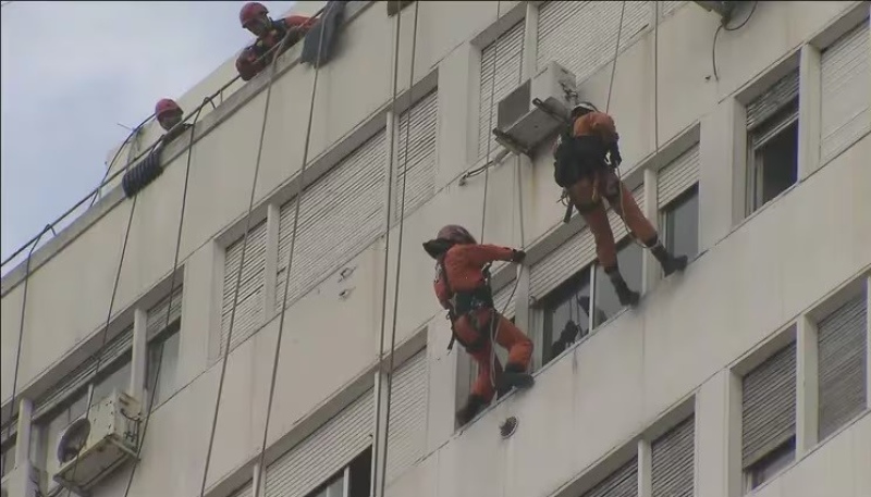 Último momento: matrimonio atrincherado en un departamento