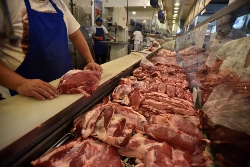 Los frigoríficos locales avisaron que el consumo de carne vacuna cayó al mínimo en 30 años