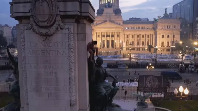 Un hombre desnudo se trepó a un monumento en pleno debate en el Congreso