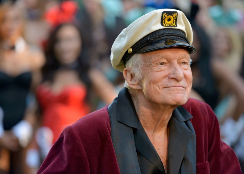 Acusan a viuda de Hugh Hefner de manipulación y drogas