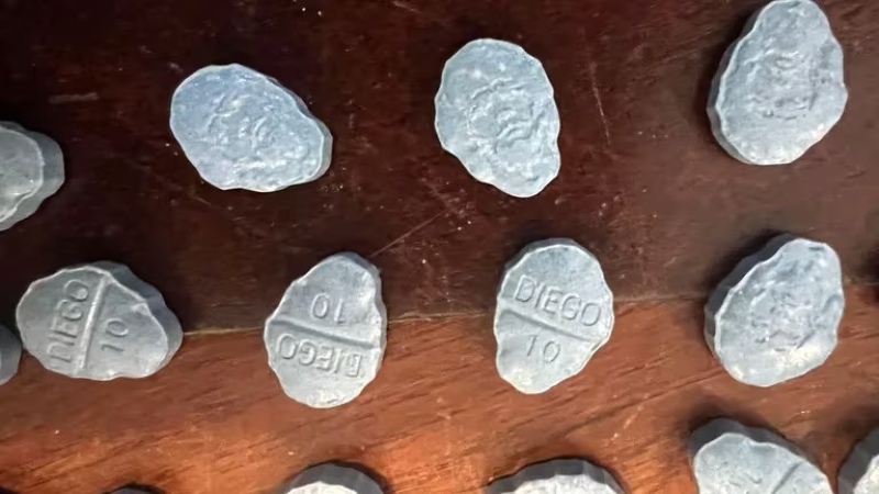 Palermo: detuvieron a una pareja de dealers que vendía pastillas de éxtasis con la cara de Maradona