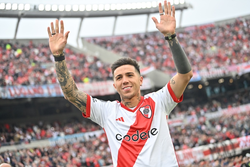 River: Enzo Fernández fue homenajeado por el club y los hinchas cantaron contra los franceses