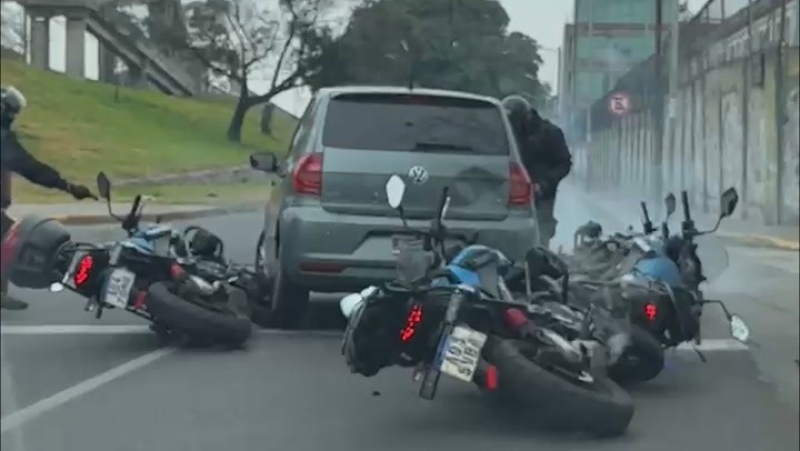 Tremendo: delincuentes embisten a cinco policías motorizados con un auto robado y escapan