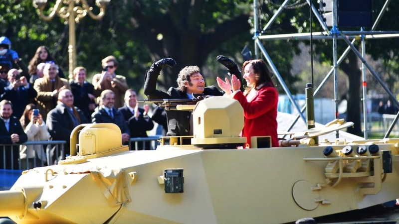 Día de la Independencia: Milei y Villarruel desfilaron en un tanque de guerra por el 9 de Julio