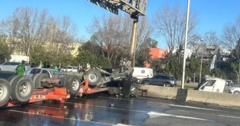 Choque en Panamericana: camión partido en dos y 10 km de congestión