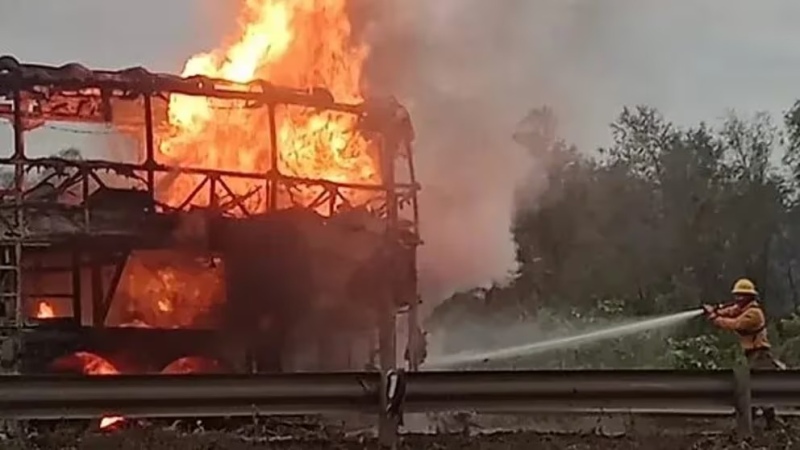 Un micro con jóvenes se incendió en Jujuy: sin heridos, pero gran susto