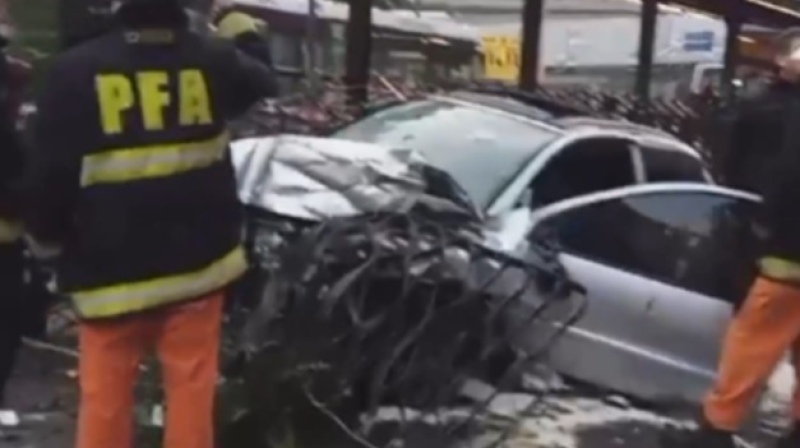 Un joven de 21 años chocó contra el metrobús en San Telmo y atropelló a cuatro personas