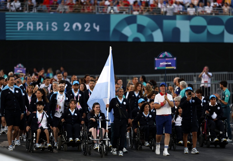 Delegación argentina desfila en la apertura de los Juegos Paralímpicos París 2024