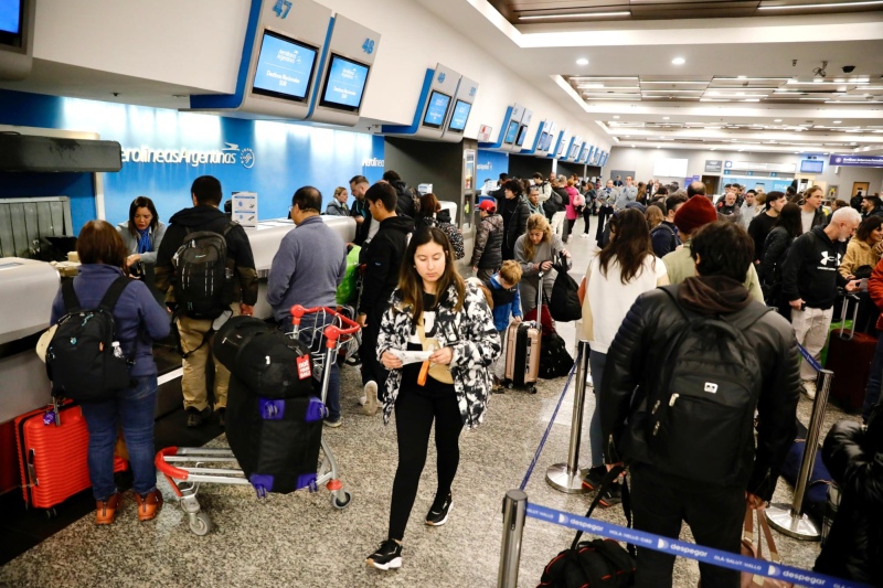 Cambios de último momento en Aeroparque generan caos en los vuelos