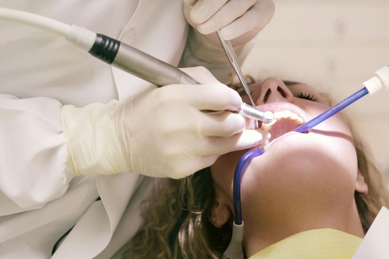 Accidente en Funes: casi muere en el dentista al tragarse un perno y una corona