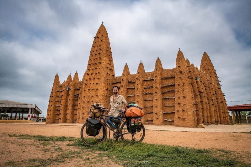 Un aventurero argentino falleció en Nigeria mientras recorría África en bicicleta