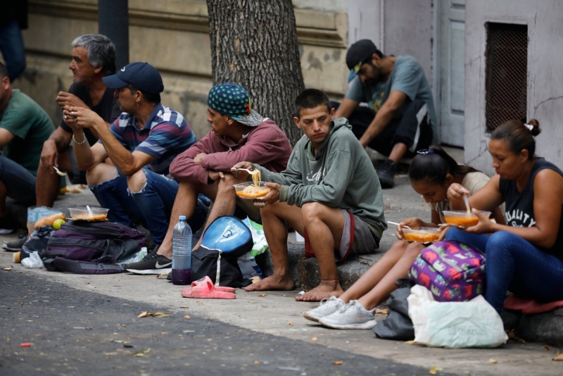 Una familia necesitó casi un millón de pesos para no ser pobre en julio