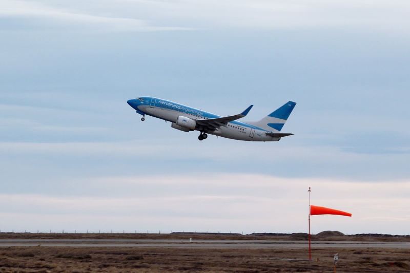 Aerolíneas Argentinas echó a tres pilotos tras el paro del viernes