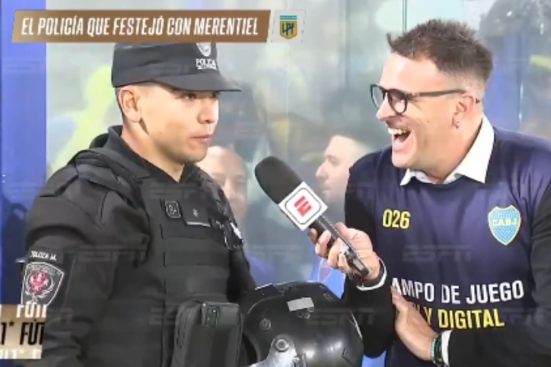 El festejo viral de los jugadores de Boca con un policía en La Bombonera