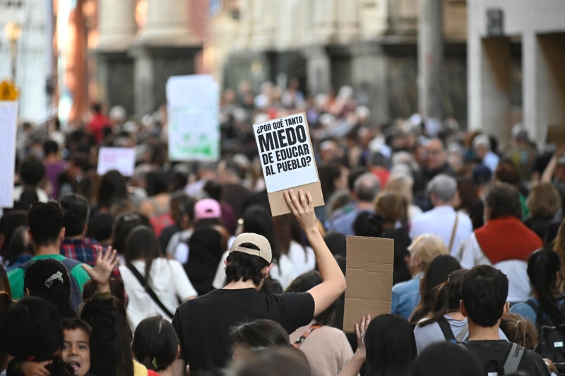 La nueva canción de Lali que critica al gobierno cerró el acto de la Marcha Universitaria