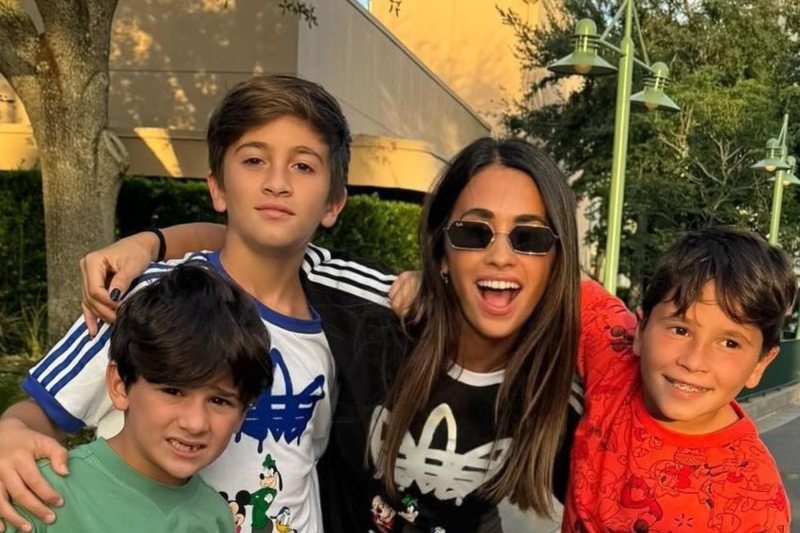 Antonela Roccuzzo y sus hijos disfrutan de un día en Disney mientras Messi vuelve a casa