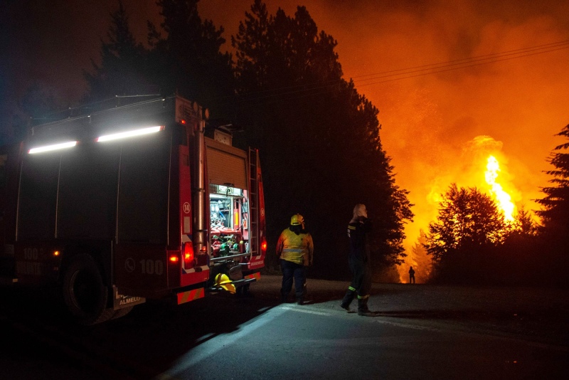 Incendio en El Bolsón: brigadistas al rescate con condiciones más favorables