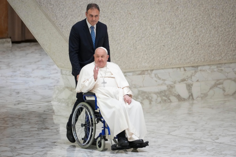 El Papa se encuentra estable tras su internación por neumonía