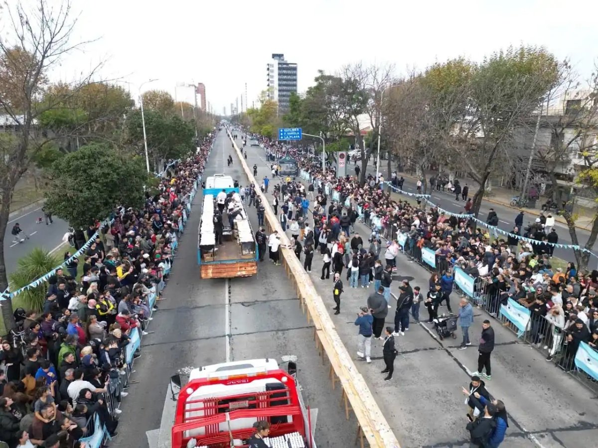 Locura en Avellaneda: un evento con un mega sándwich terminó en descontrol