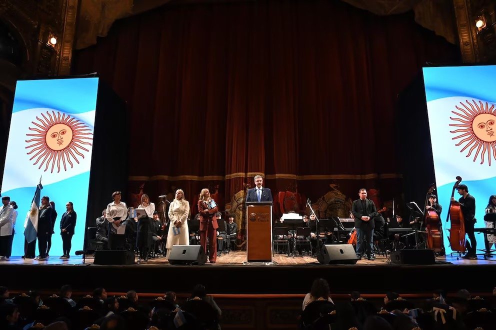 Más de 1.100 chicos prometieron lealtad a la bandera en el Teatro Colón y le cantaron el feliz cumpleaños a Messi