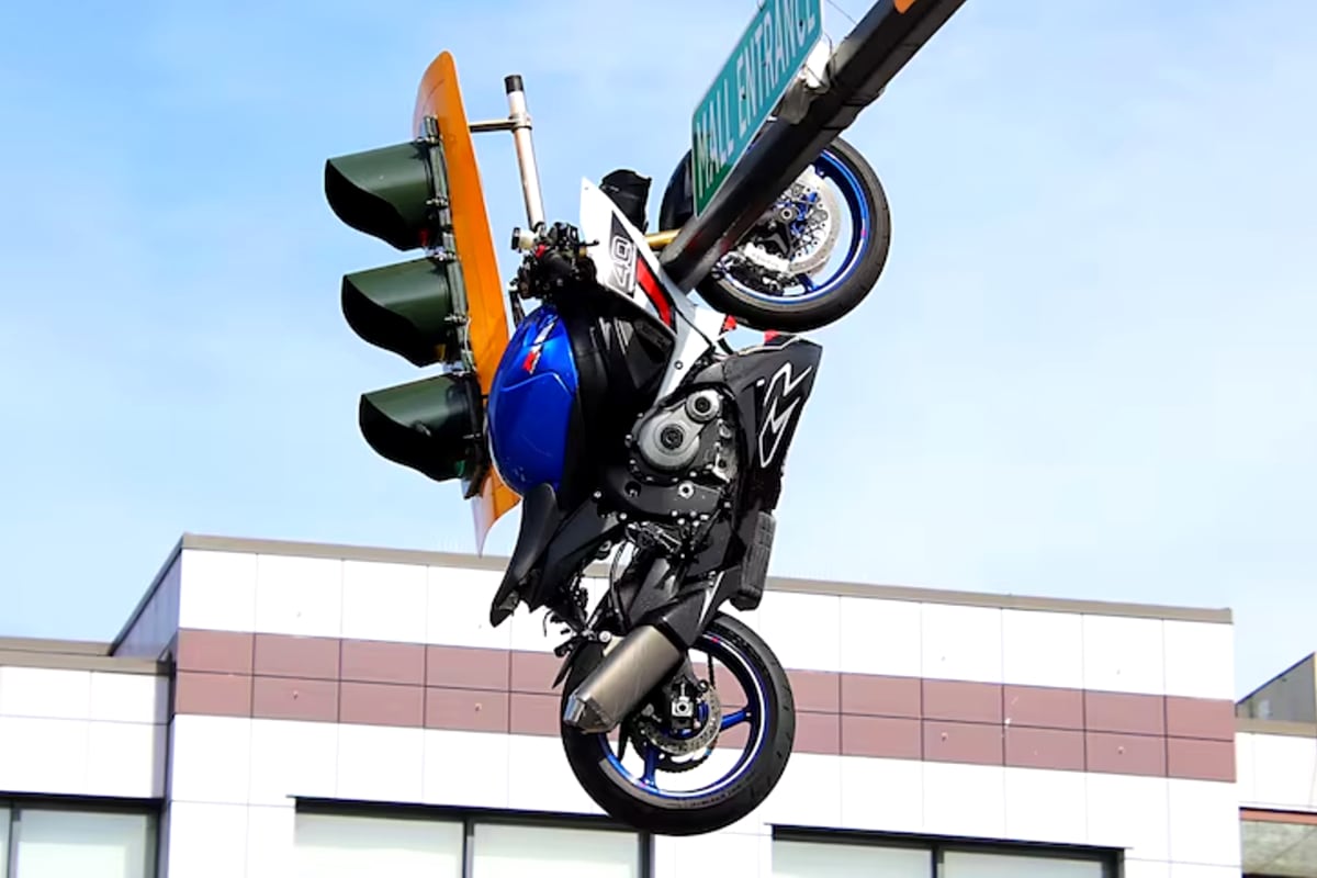 Moto termina en un semáforo tras impactar un auto en Canadá