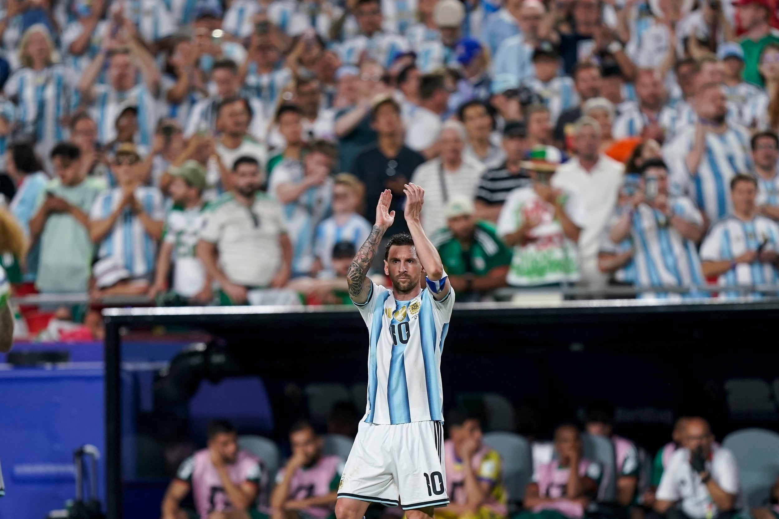 Argentina aplasta a Argelia con un “hat trick” de Messi