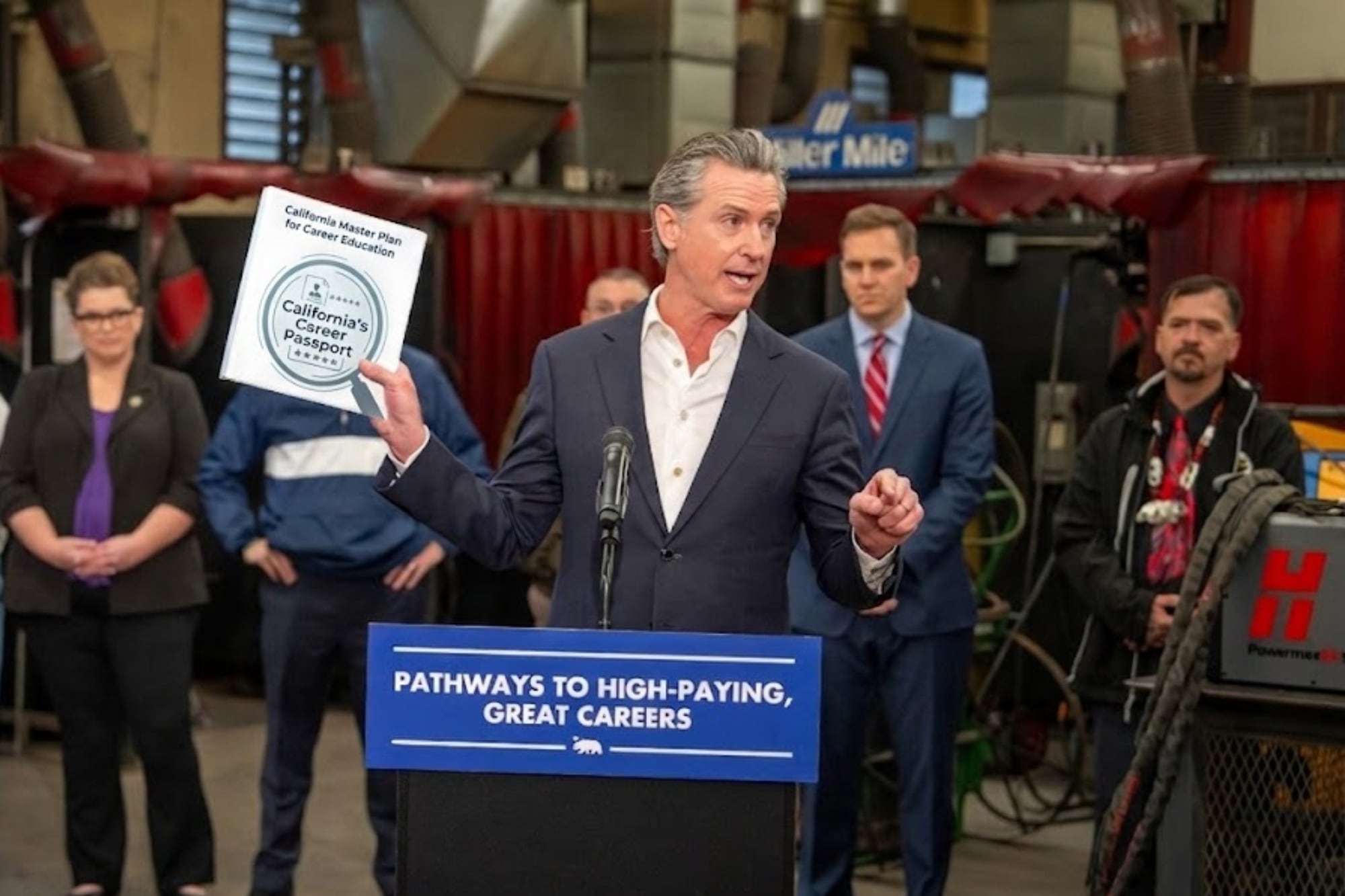 California lanza un "pasaporte laboral" para personas sin título universitario