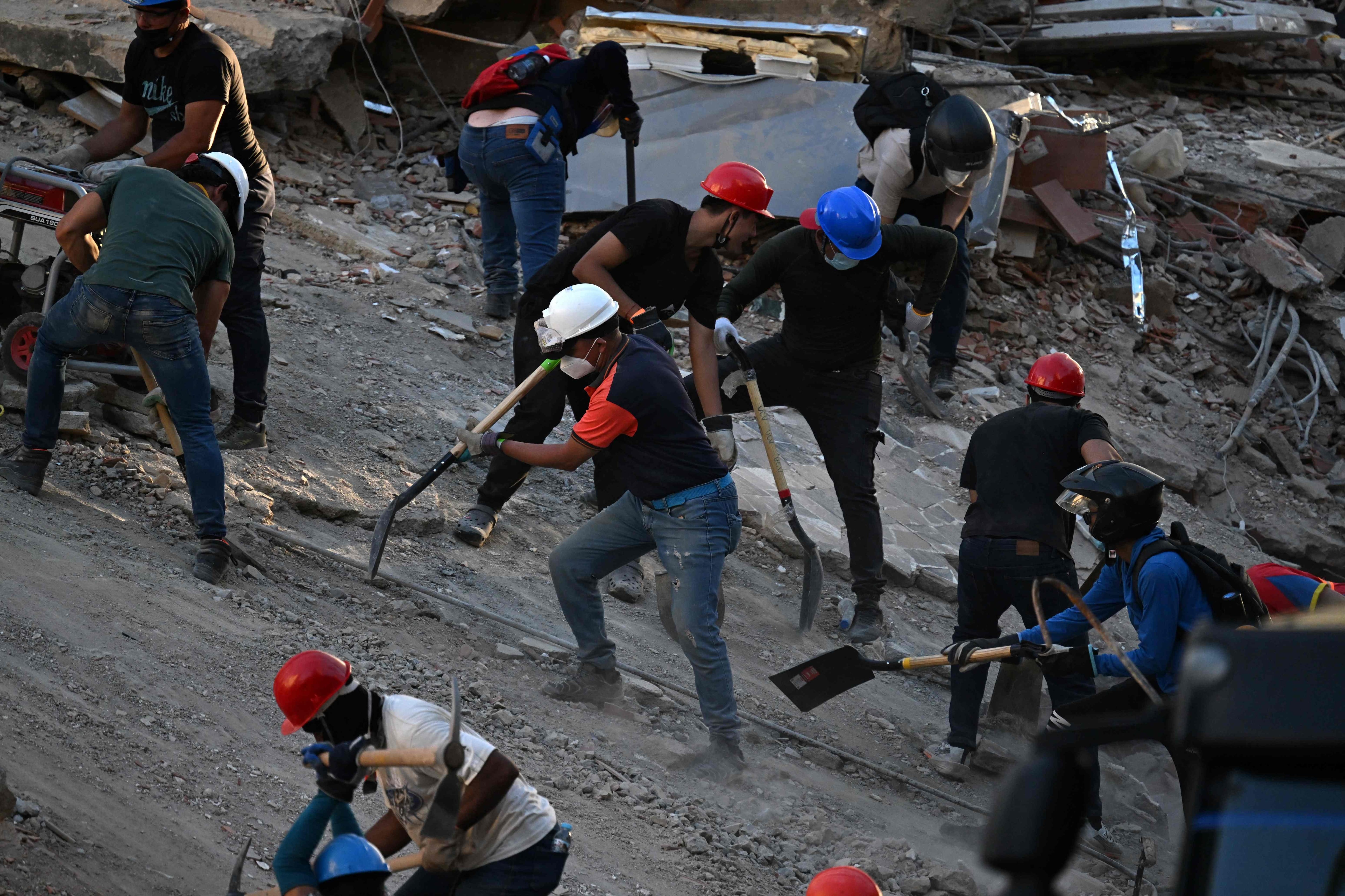 Venezolanos se organizan sin ayuda estatal para enfrentar la catástrofe