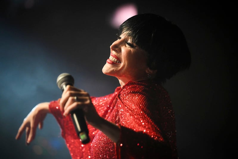 Show de Fátima Florez en la Embajada: Una noche de humor y talento